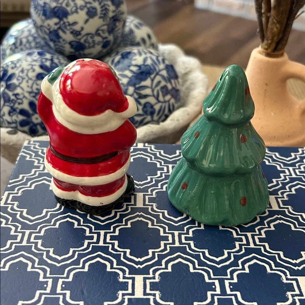 NEW! Christmas Holiday Santa Claus & Christmas Tree Ceramic Salt Pepper Shaker